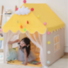 Căsuță de Joacă pentru Copii, Tip Căsuță Galbenă cu Ferestre și Draperii, Design de Poveste