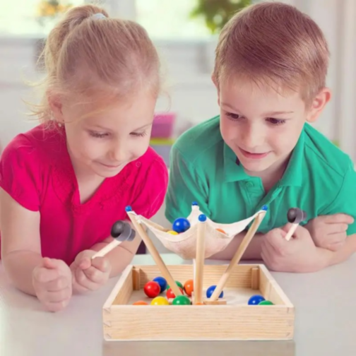 Joc Montessori din Lemn 3 în 1 – Prinde, Sortează și Potrivește Bile Colorate