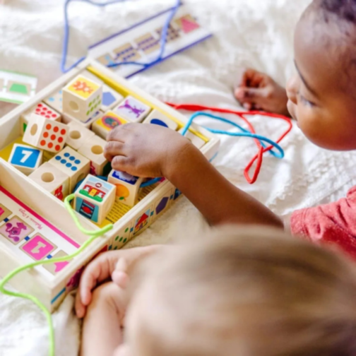 Set de cuburi din lemn cu șireturi educative Montessori