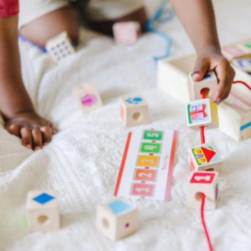 Set de cuburi din lemn cu șireturi educative Montessori