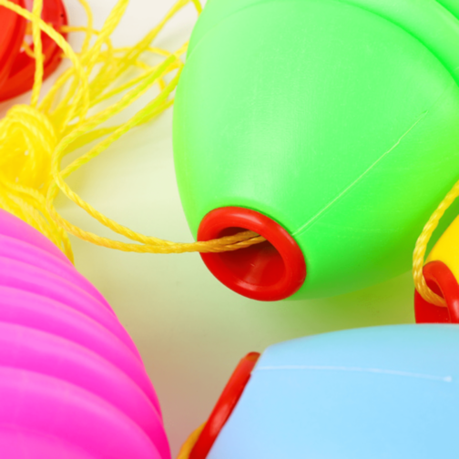 Rachetă Zburătoare pe Sfoară pentru Joacă Interactivă (culoare aleatorie)