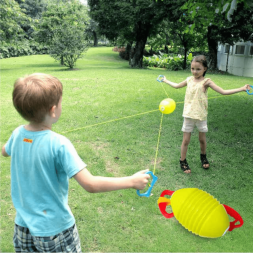 Rachetă Zburătoare pe Sfoară pentru Joacă Interactivă (culoare aleatorie)