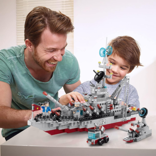 Set de Construcție Navă de Război 8 în 1 – 554 Piese și 2 Figurine Incluse
