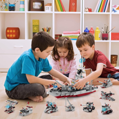 Set de Construcție Navă de Război 8 în 1 – 554 Piese și 2 Figurine Incluse