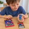 Figurină surpriză Huggy Wuggy cu carte de colecție