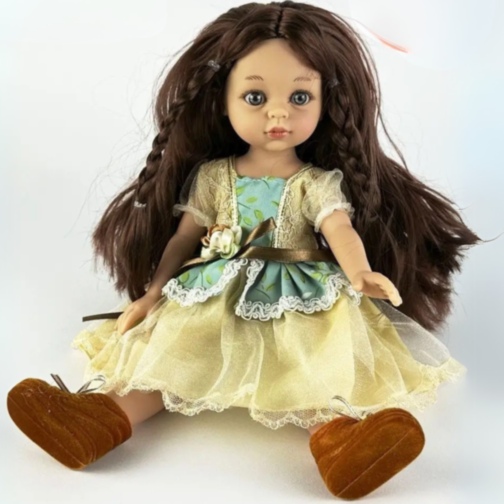 Păpușă Elegantă cu Rochie din Tulle și Împletituri Decorative