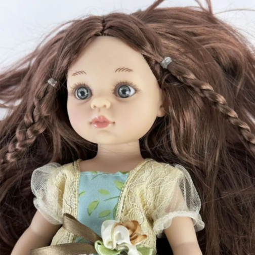 Păpușă Elegantă cu Rochie din Tulle și Împletituri Decorative