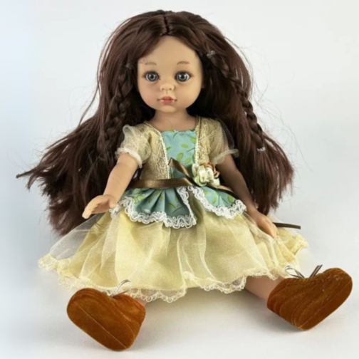 Păpușă Elegantă cu Rochie din Tulle și Împletituri Decorative