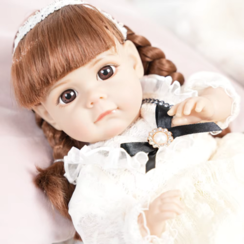 Păpușă Reborn cu Rochie Dantelată și Fundiță Elegantă – 36 cm