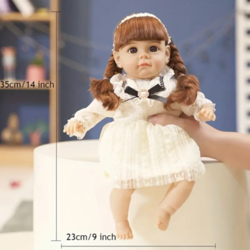Păpușă Reborn cu Rochie Dantelată și Fundiță Elegantă – 36 cm