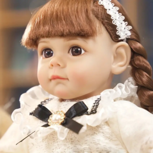 Păpușă Reborn cu Rochie Dantelată și Fundiță Elegantă – 36 cm