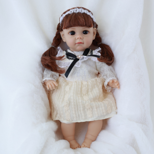 Păpușă Reborn cu Rochie Dantelată și Fundiță Elegantă – 36 cm
