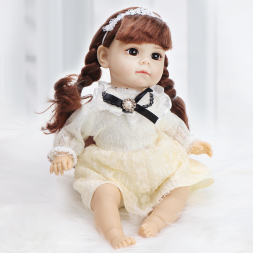 Păpușă Reborn cu Rochie Dantelată și Fundiță Elegantă – 36 cm