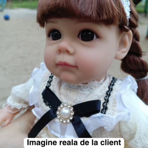 Păpușă Reborn cu Rochie Dantelată și Fundiță Elegantă – 36 cm