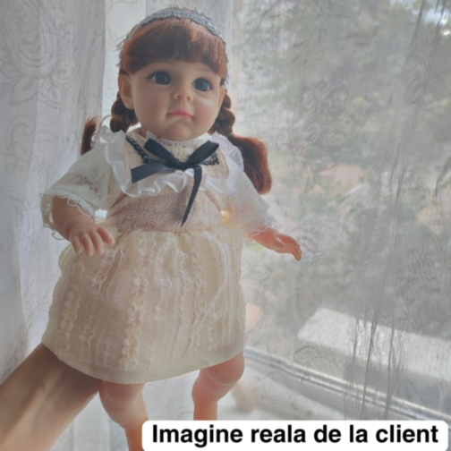 Păpușă Reborn cu Rochie Dantelată și Fundiță Elegantă – 36 cm