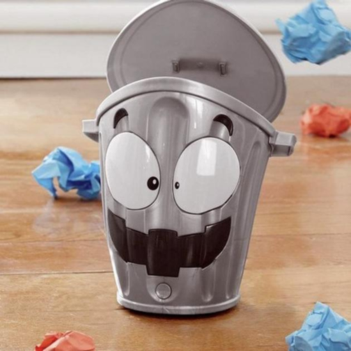 Coș de gunoi interactiv – „Bătaia cu hârtie” pentru copii