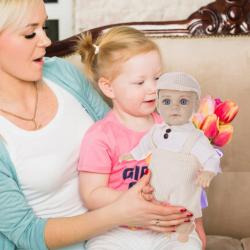 Păpușă Reborn Băiețel cu Corp Moale și Ținută Tricotată – 35 cm