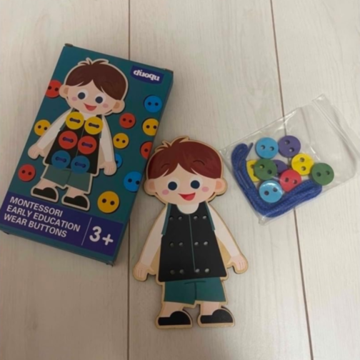 Jucărie Montessori din Lemn – Îmbrăcare și Încheiere Nasturi