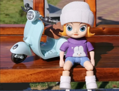 Păpușă cu Scuter Electric cu Lumini și Muzică (culoare aleatorie) | image