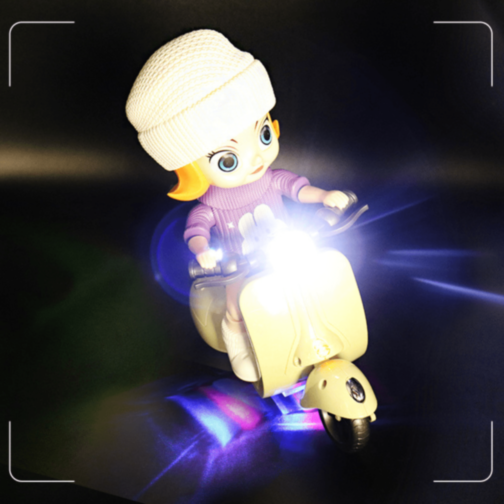 Păpușă cu Scuter Electric cu Lumini și Muzică (culoare aleatorie)