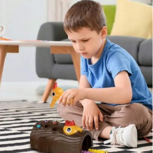 Joc Interactiv de Prindere a Viermișorilor cu Ciocănitoare Magnetică 