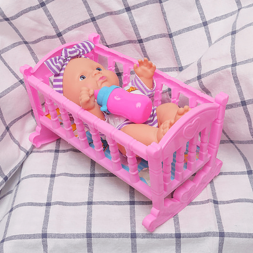 Păpușă Bebeluș cu Pătuț Roz și Biberon (culoare aleatorie)