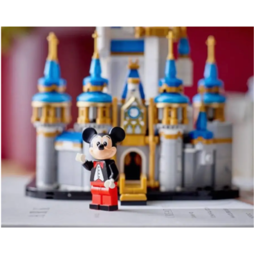 Castelul Disney de construcție cu figurina Mickey Mouse