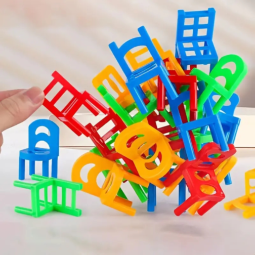 Joc de Echilibru și Îndemânare cu Scaune Colorate – 60 Piese