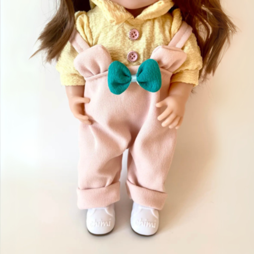 Păpușă Chimi Doll 38 cm cu Salopetă Roz și Păr Lung, Corp Moale din Vinil