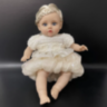 Păpușă Reborn Interactivă Blondă cu Rochie Albă și Voce – 35 cm 
