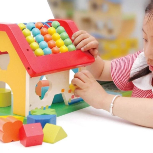 Căsuță Educațională Montessori cu Abac și Sortator de Forme