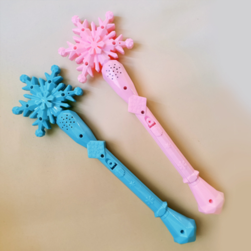 Baghetă Magică cu Lumini și Sunete în Formă de Fulgi de Zăpadă – Roz sau Albastru