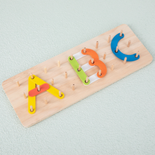 Puzzle Montessori din Lemn – Creează Litere, Cifre și Forme cu Imaginație