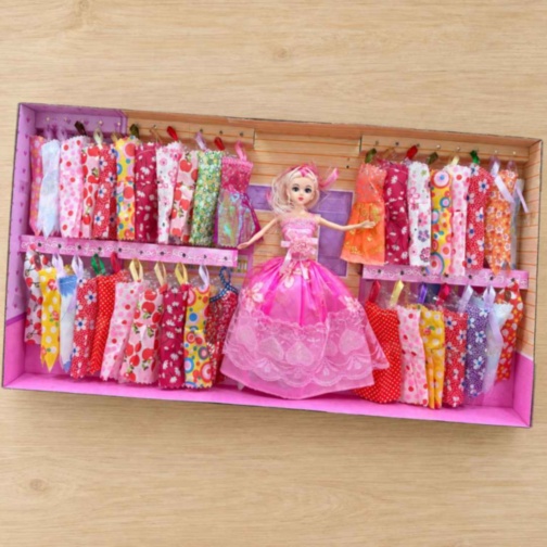 Set păpușă cu 36 de rochițe de schimb