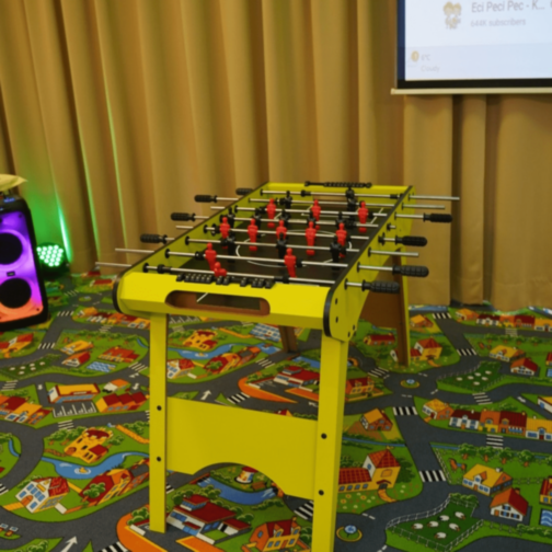 Fotbal de Masă Verde: Joc Interactiv pentru Copii și Adulți