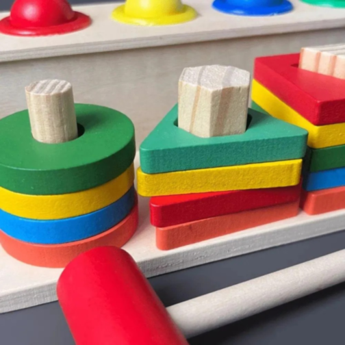 Sortator Montessori din Lemn cu Ciocănel și Forme Geometrice