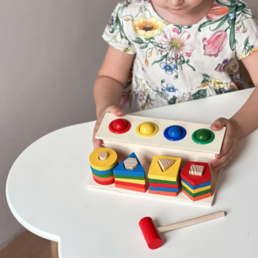 Sortator Montessori din Lemn cu Ciocănel și Forme Geometrice