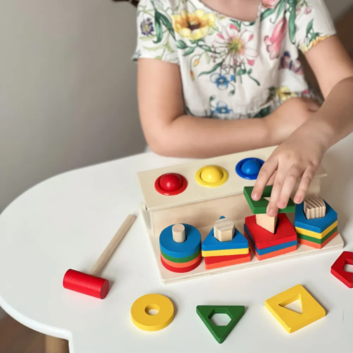Sortator Montessori din Lemn cu Ciocănel și Forme Geometrice