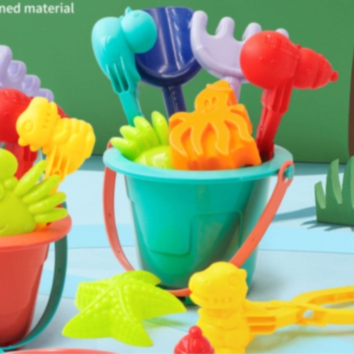 Set Plajă Creativ cu Găletușă, Lopeți și Forme Colorate (culoare aleatorie)