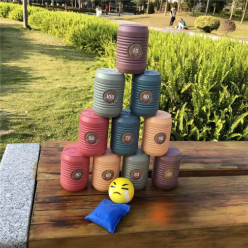 Joc de aruncat cu mingi și cutii colorate