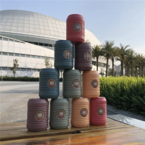 Joc de aruncat cu mingi și cutii colorate