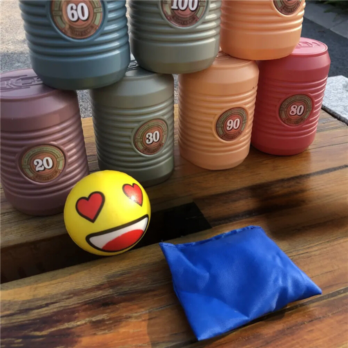 Joc de aruncat cu mingi și cutii colorate