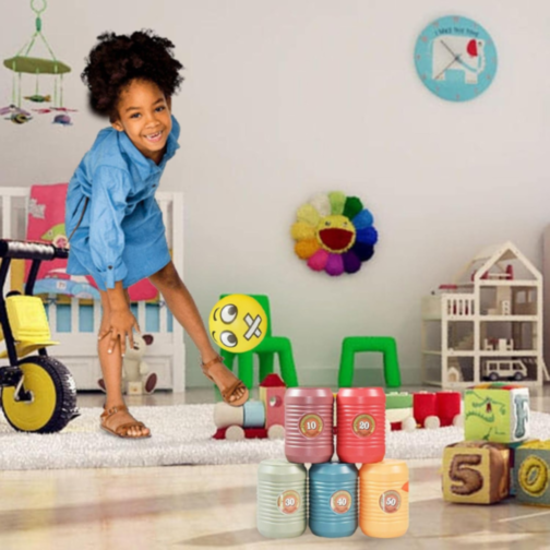 Joc de aruncat cu mingi și cutii colorate