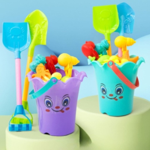 Set Jucării Nisip cu Găletușă Zâmbitoare și Unelte Colorate (culoare aleatorie)