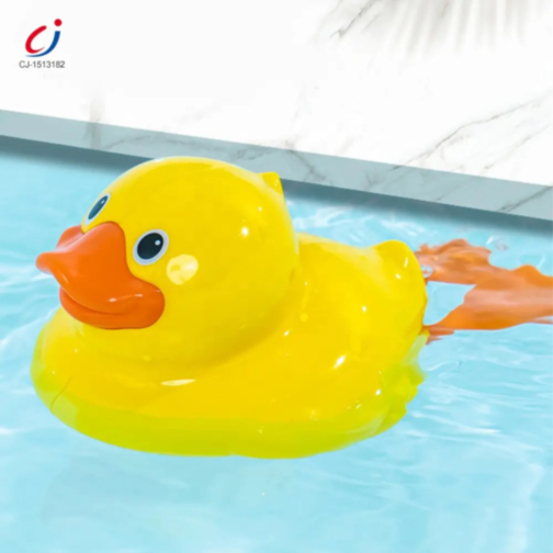 Rața jucărie pentru baie cu înot automat