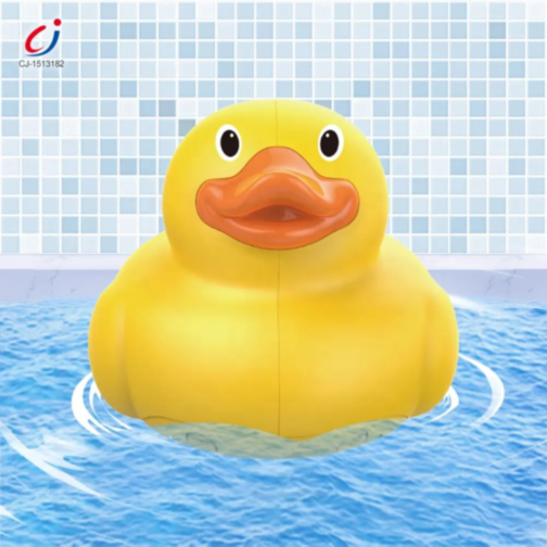 Rața jucărie pentru baie cu înot automat