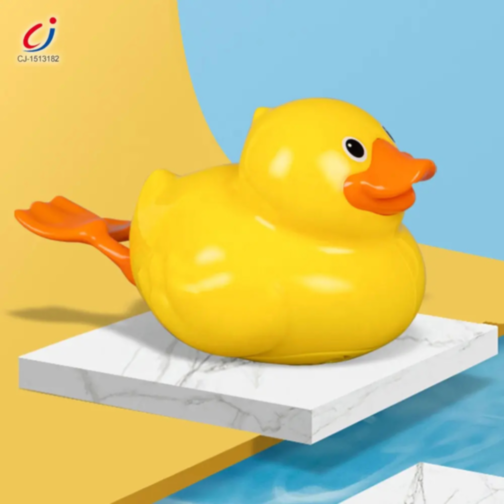 Rața jucărie pentru baie cu înot automat