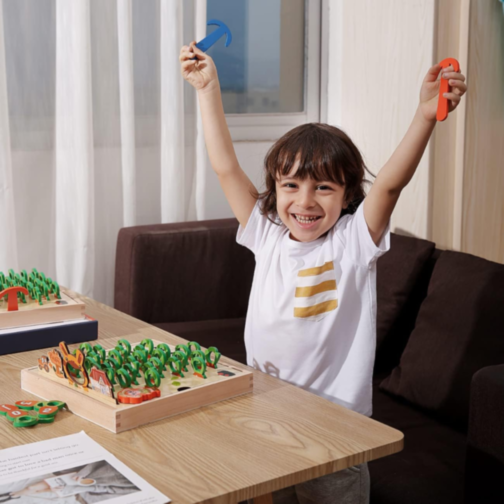 Joc Educativ Montessori din Lemn – Recolta de Morcovi cu Litere și Cifre