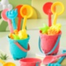 Set Plajă Copii – Găletușă Texturată cu Unelte și Forme Nisip (culoare aleatorie)