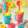 Set Plajă Copii – Găletușă Texturată cu Unelte și Forme Nisip (culoare aleatorie)